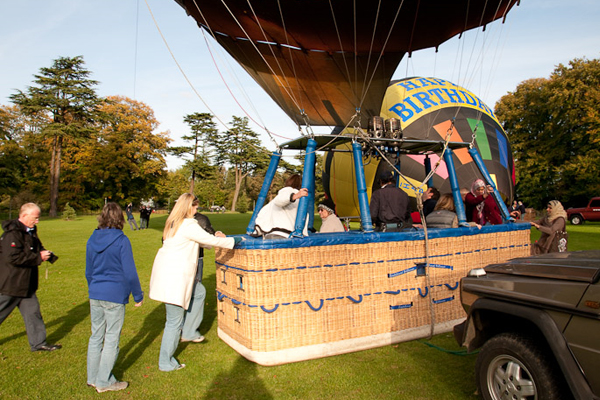 Hot air outlet balloon baskets